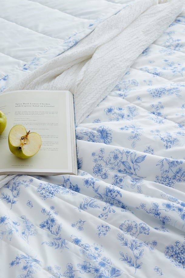 시원한 샤베트 소재로 제작되어 여름철 쾌적한 잠자리를 선사하는 싱글 사이즈 차렵이불입니다. 화이트와 블루, 두 가지 시원한 색상에 플라워 패턴으로 디자인되어 여성스러운 분위기를 더합니다. 얇은 두께로 제작되어 가볍고 시원하며, 냉감 기능으로 여름에도 쾌적하게 사용할 수 있습니다. 부드러운 샤베트 소재가 피부에 닿는 촉감이 좋으며, 싱글 사이즈로 1인 가구나 아이방에 적합합니다. 포근함과 시원함을 동시에 느낄 수 있는 여름철 필수 아이템입니다.
