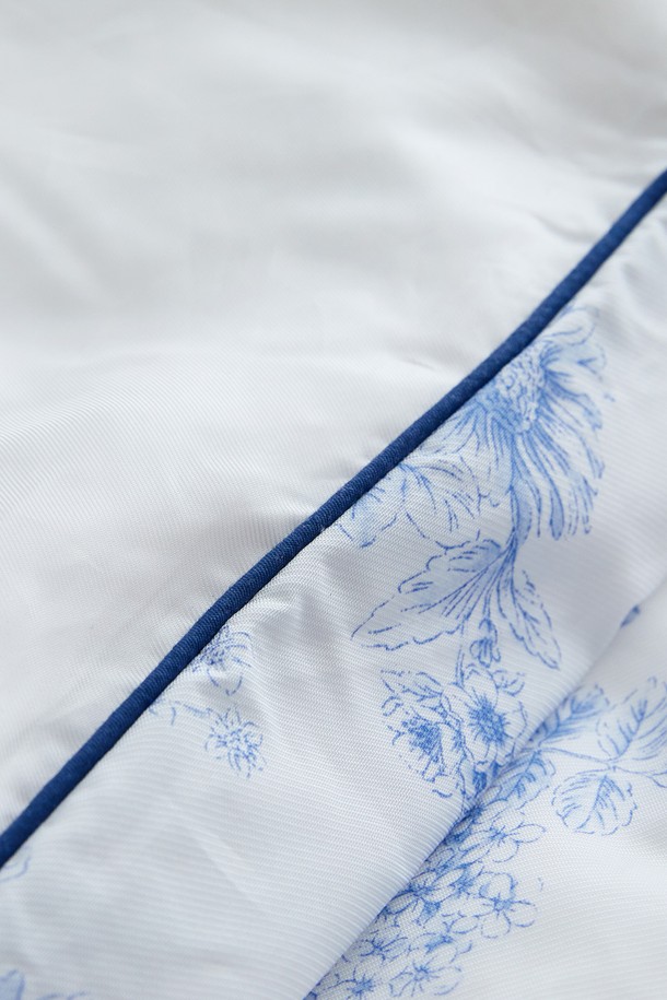 시원한 샤베트 소재의 여성 여름 이불커버입니다. 화이트와 블루, 두 가지 색상의 플라워 패턴으로 디자인되어 시원하고 산뜻한 침실 분위기를 연출합니다. 얇은 두께로 제작되어 여름철 킹 사이즈 침대에 사용하기 적합하며, 냉감 기능을 갖춰 쾌적한 잠자리를 선사합니다. 부드러운 샤베트 소재는 피부에 닿는 촉감이 시원하며, 편안한 잠자리를 위한 최적의 선택입니다.
