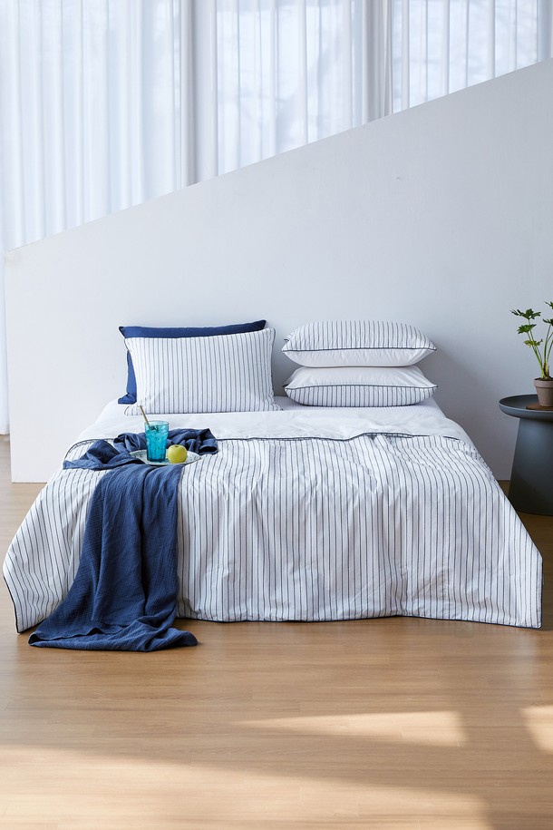 시원함을 선사하는 아이스블롬 냉감 여름 차렵이불 싱글 (블루)입니다. 면과 폴리에스테르 혼방 소재에 스트라이프 패턴으로 시원함을 더했으며, 얇은 두께와 냉감, 흡습, 통기, 속건 기능으로 쾌적한 여름밤을 선사합니다. 양면 사용이 가능하며, 자연 냉감사와 유해 물질 테스트를 통과하여 안심하고 사용할 수 있습니다.
