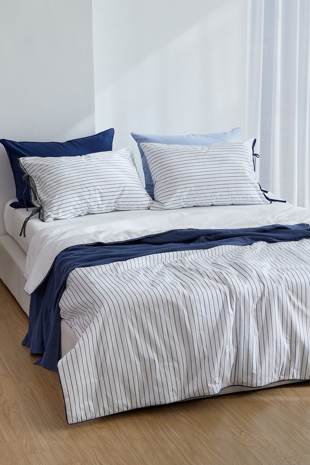 블롬 리본 순면 베개 커버 50x70은 부드러운 촉감의 순면 소재로 제작되어 흡습성과 통기성이 뛰어납니다. 스칸디나비안 스타일의 스트라이프 패턴과 리본 디테일이 돋보이며, 블루와 그레이 두 가지 색상 중 선택 가능합니다. 40수 평직으로 제작되어 튼튼하며, 봉투형 디자인과 프리미엄 스티칭 마감으로 완성도를 높였습니다. 유해 물질 테스트를 통과하여 안심하고 사용할 수 있는 베개 커버입니다.
