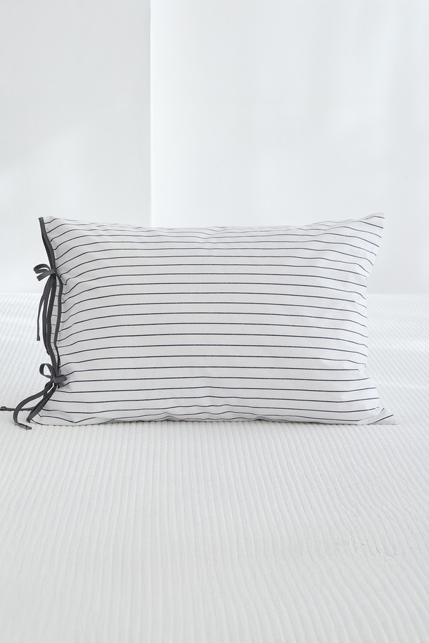 블롬 리본 순면 베개커버 50x70은 부드러운 촉감의 40수 평직 면 소재로 제작되었습니다. 스칸디나비안 스타일의 스트라이프 패턴과 리본 디자인이 특징이며, 블루와 그레이 두 가지 색상 중 선택 가능합니다. 봉투형 디자인과 지퍼 없는 구조로 편리하게 사용할 수 있으며, KATRI 유해물질 테스트를 통과하여 안심하고 사용할 수 있습니다. 70x50cm 사이즈로, 일상생활에서 편안한 잠자리를 선사합니다.
