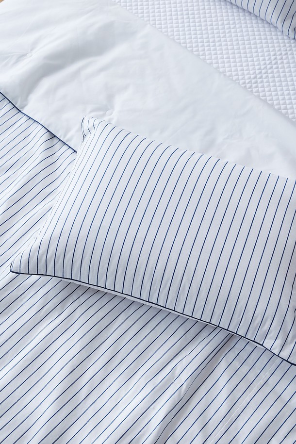 **아이스블롬 냉감 여름 누비베개커버 50X70(색상선택)**는 시원한 여름 수면을 위한 여성용 베개커버입니다. 블루, 그레이 두 가지 색상으로 출시되었으며, 면, 폴리에스테르, 폴리에틸렌 혼방 소재로 제작되어 부드러운 촉감과 뛰어난 통기성, 흡습, 속건 기능을 제공합니다. 스트라이프 패턴의 리버서블 디자인, 지퍼형으로 제작되었으며, 고기능 접촉 냉감 소재와 Q-Max 냉감성 테스트를 통과하여 시원함을 더했습니다.
