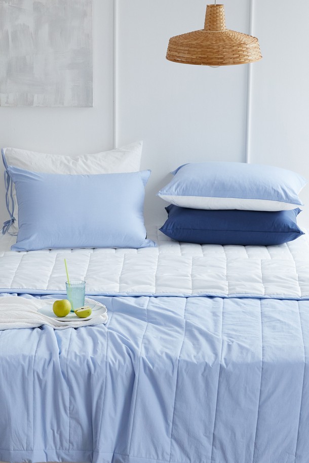 **썸머브리즈 냉겸 여름 베개커버 50X70(블루)**는 시원한 여름밤을 위한 필수 아이템입니다. 부드러운 촉감의 무지 디자인에 시원한 블루 컬러가 시각적인 청량감을 더합니다. 얇은 두께의 냉감 소재로 제작되어 쾌적한 잠자리를 제공하며, 50X70 사이즈로 제작되었습니다. 여름철 일상생활에서 편안하게 사용할 수 있는 베개 커버입니다.
