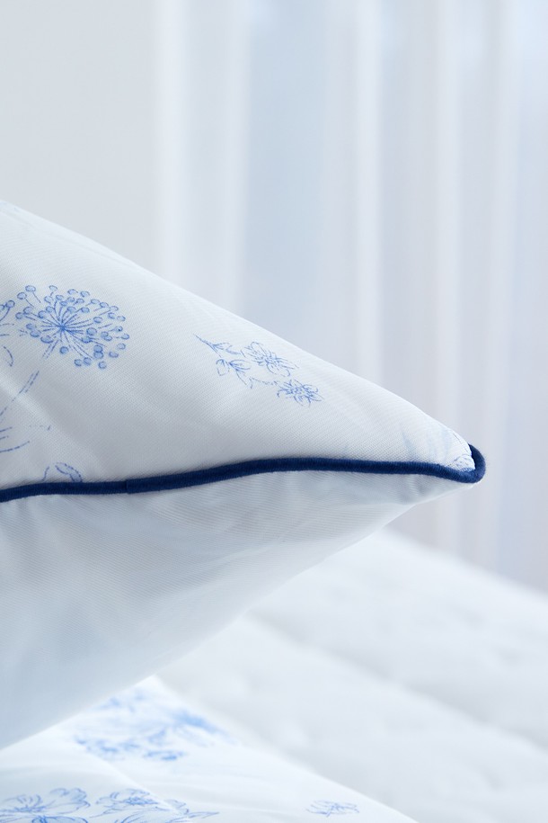 시원한 샤베트 냉감 소재의 여름 베개 커버입니다. 얇고 부드러운 촉감으로 여름철 쾌적한 잠자리를 선사합니다. 50x70 사이즈의 베개에 적합하며, 시원한 블루 컬러와 플라워 패턴 디자인이 특징입니다. 여름 시즌에 맞춰 시원함을 강조한 베개 커버로, 편안한 휴식을 취할 수 있습니다.
