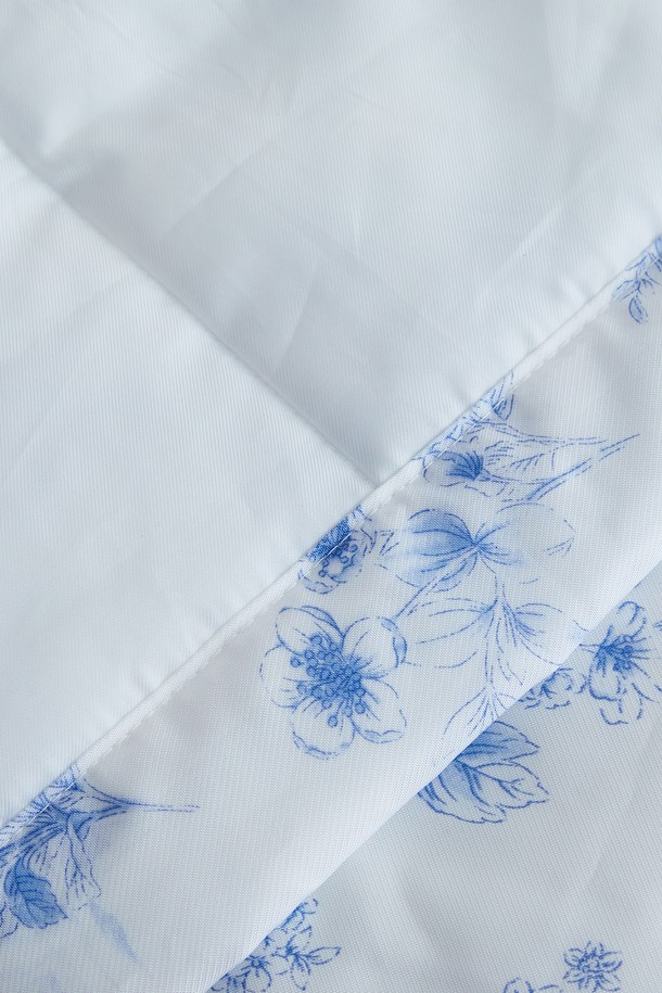 시원한 샤베트 냉감 소재로 제작되어 여름철 쾌적한 잠자리를 선사하는 차렵이불입니다. 화이트와 블루, 두 가지 시원한 컬러에 플라워 패턴으로 디자인되어 침실에 화사함을 더합니다. 얇은 두께로 제작되어 가볍고 통기성이 뛰어나며, 퀸 사이즈로 넉넉하게 사용하실 수 있습니다. 여성 고객님들을 위해 디자인되었으며, 일상생활에서 편안하게 사용할 수 있는 실용적인 침구입니다. 시원한 냉감 기능으로 땀이 많은 여름에도 쾌적하게 숙면을 취할 수 있습니다.
