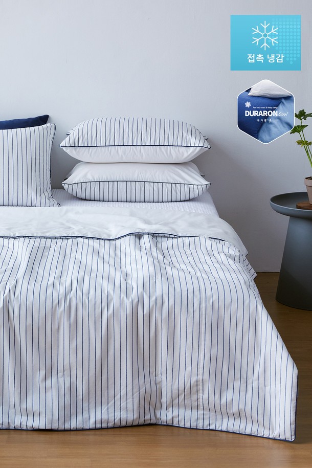 시원함을 선사하는 아이스블롬 냉감 여름 차렵이불 싱글 (블루)입니다. 면과 폴리에스테르 혼방 소재에 스트라이프 패턴으로 시원함을 더했으며, 얇은 두께와 냉감, 흡습, 통기, 속건 기능으로 쾌적한 여름밤을 선사합니다. 양면 사용이 가능하며, 자연 냉감사와 유해 물질 테스트를 통과하여 안심하고 사용할 수 있습니다.

