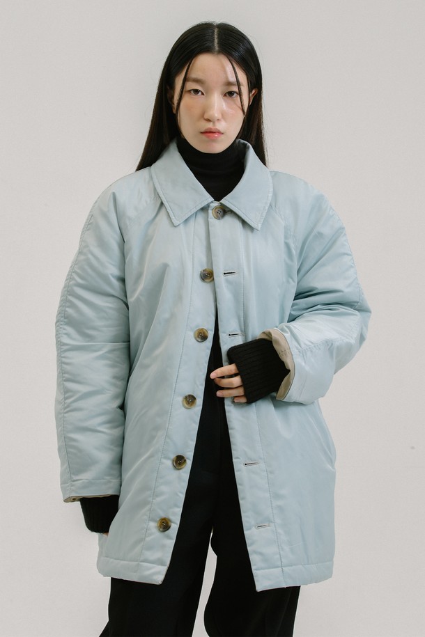 3M 씬슐레이트 리버시블 패딩 재킷_베이지+아이스 블루는 겨울철 보온성을 책임지는 아우터입니다. 양면으로 착용 가능하여 베이지와 아이스 블루 두 가지 컬러로 다양한 스타일을 연출할 수 있습니다. 3M 씬슐레이트 충전재를 사용하여 가볍고 따뜻하며, 통기성, 방수 기능으로 쾌적하게 착용 가능합니다. 하프 기장의 오버핏 디자인으로 캐주얼, 미니멀, 클래식 등 어떤 스타일에도 잘 어울립니다. 겨울철 데일리룩, 산책룩, 여행룩 등 폭넓은 TPO에 활용할 수 있습니다.
