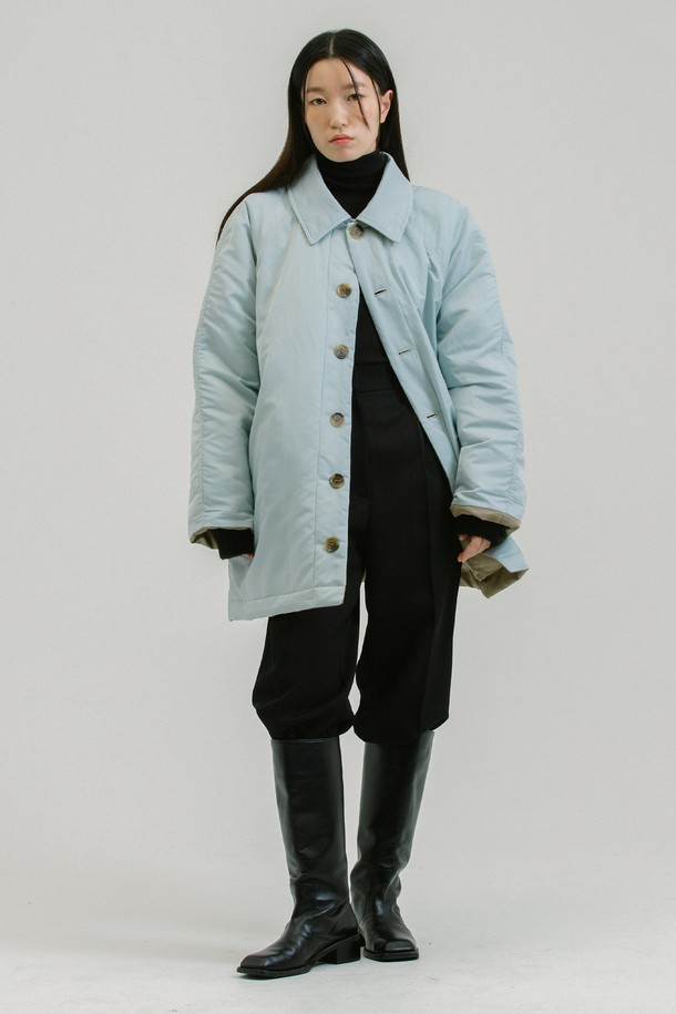 3M 씬슐레이트 리버시블 패딩 재킷_베이지+아이스 블루는 겨울철 보온성을 책임지는 아우터입니다. 양면으로 착용 가능하여 베이지와 아이스 블루 두 가지 컬러로 다양한 스타일을 연출할 수 있습니다. 3M 씬슐레이트 충전재를 사용하여 가볍고 따뜻하며, 통기성, 방수 기능으로 쾌적하게 착용 가능합니다. 하프 기장의 오버핏 디자인으로 캐주얼, 미니멀, 클래식 등 어떤 스타일에도 잘 어울립니다. 겨울철 데일리룩, 산책룩, 여행룩 등 폭넓은 TPO에 활용할 수 있습니다.
