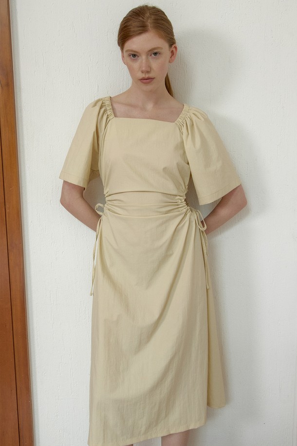 NEBELEVERYWEAR - 반소매 원피스 - Volume Shirring Dress_Butter Beige