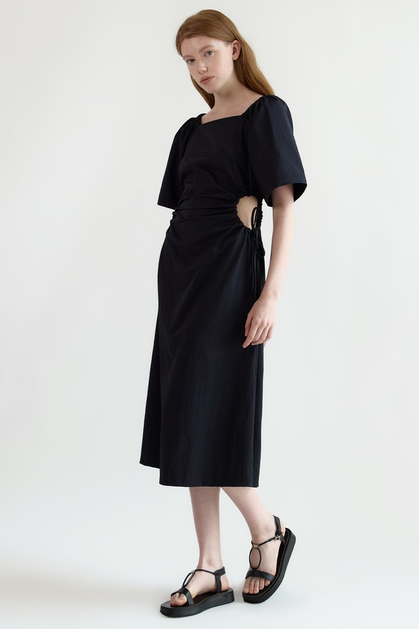 NEBELEVERYWEAR - 반소매 원피스 - Volume Shirring Dress_Black