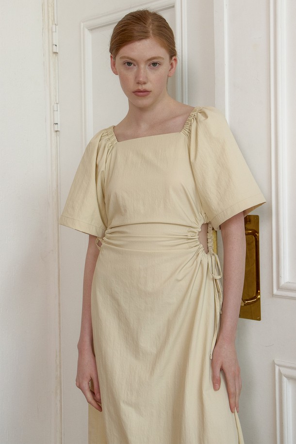 NEBELEVERYWEAR - 반소매 원피스 - Volume Shirring Dress_Butter Beige