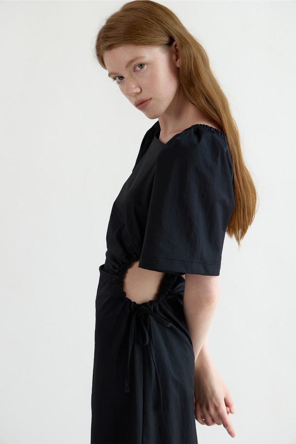 NEBELEVERYWEAR - 반소매 원피스 - Volume Shirring Dress_Black