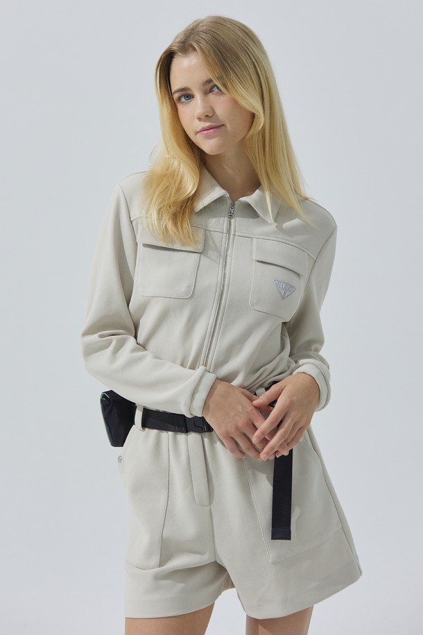 [BLUDOT] 긴팔 점프수트는 스포티한 스타일의 여성 점프수트입니다. 골프, 스포츠 활동에 적합하며, 피트니스룩이나 휴가룩으로도 활용 가능합니다. 허리 밴딩과 양쪽 포켓, 스냅 티켓 라벨 디테일이 돋보이며, 신축성이 우수하여 편안한 착용감을 제공합니다. 부드러운 촉감의 이중지 소재에 슬림핏으로 제작되어, 활동적인 날에도 스타일리시함을 놓치지 않도록 도와줍니다. 레이어드 시 옷들끼리 감기지 않아 쾌적하게 착용할 수 있습니다.
