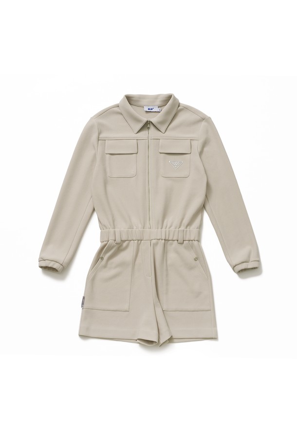 [BLUDOT] 긴팔 점프수트는 스포티한 스타일의 여성 점프수트입니다. 골프, 스포츠 활동에 적합하며, 피트니스룩이나 휴가룩으로도 활용 가능합니다. 허리 밴딩과 양쪽 포켓, 스냅 티켓 라벨 디테일이 돋보이며, 신축성이 우수하여 편안한 착용감을 제공합니다. 부드러운 촉감의 이중지 소재에 슬림핏으로 제작되어, 활동적인 날에도 스타일리시함을 놓치지 않도록 도와줍니다. 레이어드 시 옷들끼리 감기지 않아 쾌적하게 착용할 수 있습니다.
