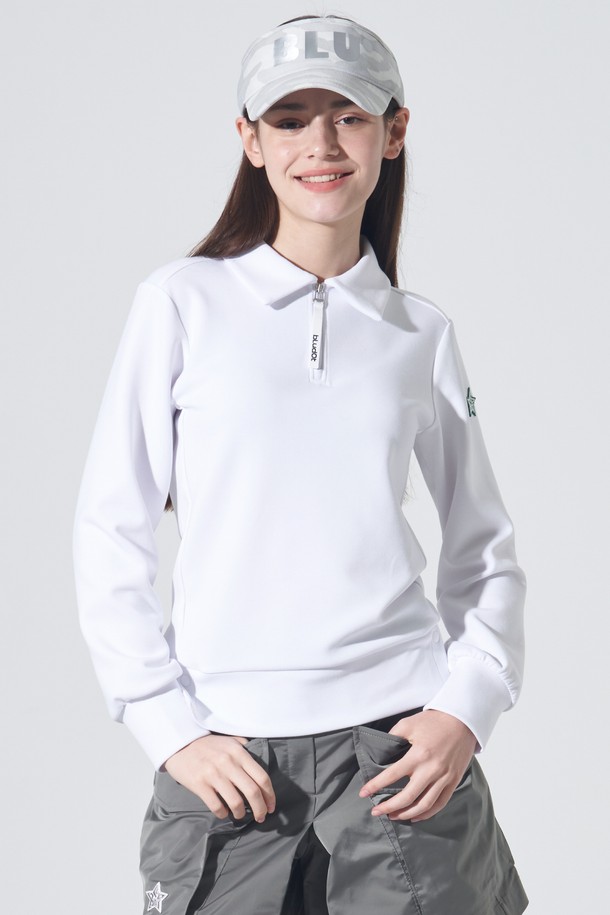 [BLUDOT] 볼륨 하프집업 카라티셔츠는 여성 골퍼를 위한 스포티한 스타일의 하프넥 카라티셔츠입니다. 블루 컬러에 레귤러핏으로 제작되었으며, 부드러운 레이온과 폴리에스테르 혼방 소재로 봄, 여름, 가을 시즌에 착용하기 좋습니다. 두꺼운 두께감에 흡습, 속건, 신축성 기능을 갖춰 활동성을 높였습니다. 밑단 트임, 스냅 여밈, 밑단 둘레 조절, 포인트 테이프 배색, 왼쪽 팔 브랜드 와펜 디테일이 돋보이는 디자인입니다.
