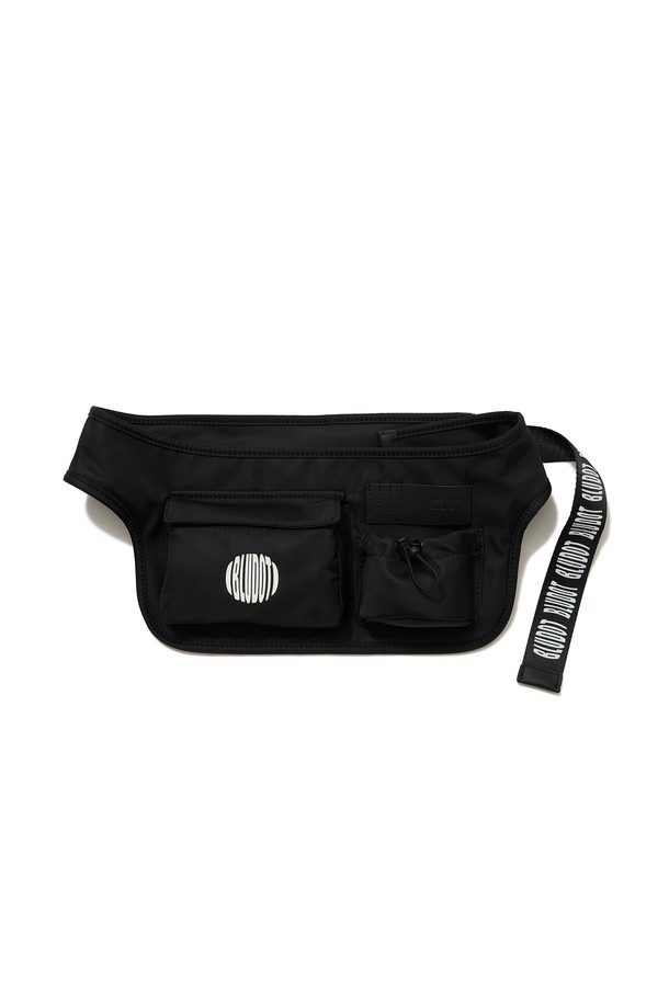 [2차 리오더][블루닷] 볼륨 로고 힙색 Plus는 캐주얼, 미니멀, 스트리트 스타일을 즐기는 분들을 위한 가방입니다. 넉넉한 수납공간과 전면 대형 포켓, 유니크한 포켓 플랩 디테일이 돋보이는 볼륨감 있는 디자인의 힙색입니다. 블랙 컬러의 나일론 소재로 제작되었으며, 로고 프린트와 웨빙 벨트, 버튼 디테일이 디자인 포인트를 더했습니다. 미디엄 사이즈의 사각 힙색으로, 동네 마실룩이나 여행룩에 활용하기 좋습니다. 지퍼형 잠금 방식으로 소지품을 안전하게 보관할 수 있으며, 일상생활에서 편리하게 사용할 수 있습니다.
