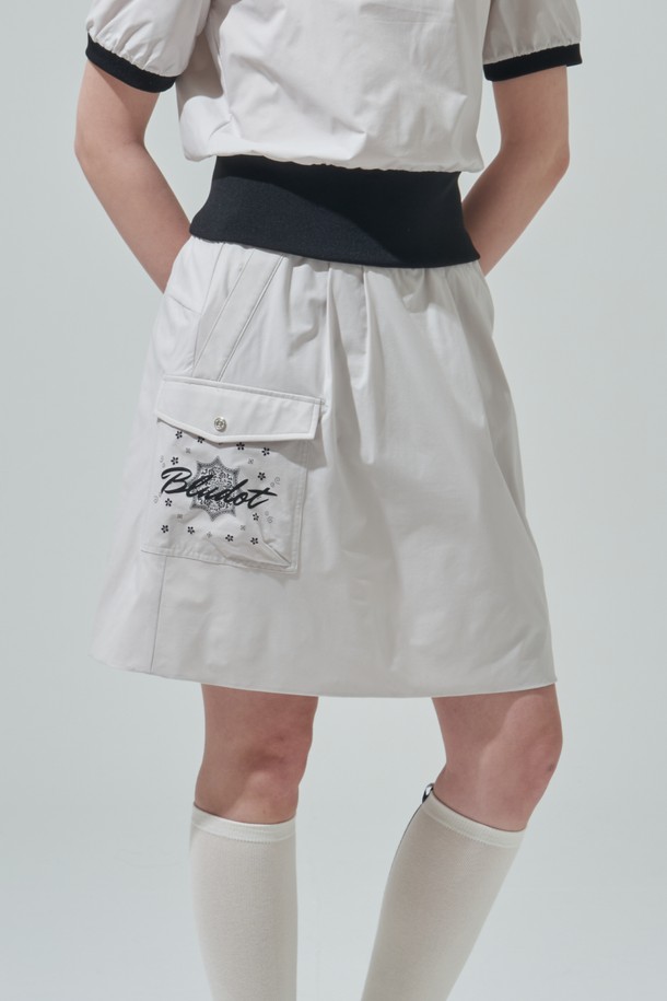 [BLUDOT] 포켓 포인트 스포츠 스커트는 여성용으로, 골프 및 스포츠 활동에 적합한 A라인 스포츠 스커트입니다. 초콜렛 색상으로, 봄, 여름 계절에 시원하게 착용할 수 있습니다. 스포티한 무드의 무지 디자인이며, 허리 밴딩과 포켓 디테일로 활동성을 높였습니다. 메쉬 안감으로 통기성을 더했으며, BLUDOT 브랜드 아트워크 프린팅으로 포인트를 주어 볼륨감 있는 핏을 연출합니다.
