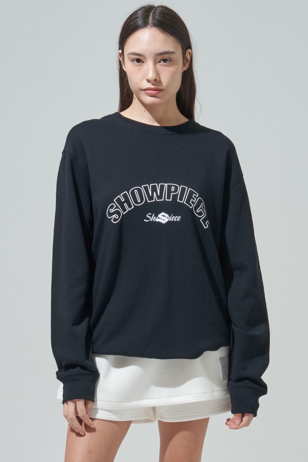 [SHOWPIECE] 헤비웨이트 스웻셔츠 (WOMEN)는 여성 고객을 위한 상의 제품입니다. 넉넉한 오버핏에 라운드넥 디자인으로 편안한 착용감을 선사하며, 가을과 겨울에 따뜻하게 입을 수 있는 두꺼운 두께의 헤비웨이트 면 소재로 제작되었습니다. 블랙 컬러에 로고 또는 프린트 무늬가 특징이며, 캐주얼, 스트릿, 미니멀 스타일 연출에 용이합니다. 집콕룩 또는 산책룩으로 활용하기 좋으며, 긴 소매 기장으로 활동성을 더했습니다.
