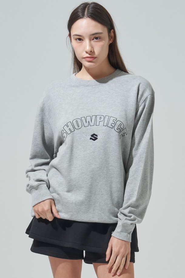 [SHOWPIECE] 헤비웨이트 스웻셔츠 (WOMEN)는 포근한 착용감을 선사하는 여성용 크롭 스웻셔츠입니다. 부드러운 면 소재로 제작되어 편안한 활동성을 보장하며, 가을과 겨울에 따뜻하게 착용할 수 있습니다. 오버핏 디자인과 라운드넥, 긴소매 디테일이 캐주얼하면서도 미니멀한 스타일을 연출합니다. 톤온톤 로고 패턴이 은은하게 포인트가 되어 집콕룩은 물론, 다양한 일상 스타일에도 활용하기 좋습니다. 두꺼운 두께감으로 보온성을 높인 헤비웨이트 스웻셔츠를 만나보세요.
