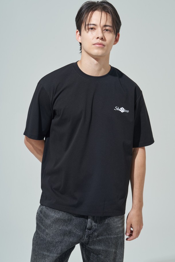 [SHOWPIECE] S 그래픽 반팔 티셔츠는 여성 의류로, 봄과 여름에 어울리는 베이직 스타일의 반팔 티셔츠입니다. 화이트와 블랙 두 가지 색상으로 출시되었으며, 면과 폴리에스테르 혼방 소재로 제작되어 편안한 착용감을 선사합니다. 라운드넥에 레귤러 기장으로 디자인되었으며, 왼쪽 가슴에는 브랜드 로고 자수가, 뒷면에는 브랜드 아트워크 프린팅이 포인트로 들어가 있습니다. 일상생활은 물론, 동네 마실룩이나 카페룩 등 캐주얼, 미니멀, 클래식 스타일을 연출하고 싶을 때 활용하기 좋습니다. 풍선 자수 포인트가 귀여움을 더합니다.
