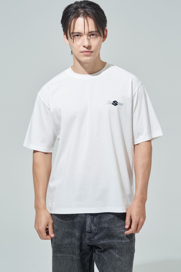 [SHOWPIECE] S 그래픽 반팔 티셔츠는 봄, 여름 시즌에 활용하기 좋은 공용 반팔 티셔츠입니다. 화이트와 블랙 두 가지 색상으로 출시되었으며, 캐주얼, 스트릿, 미니멀 스타일에 적합합니다. 가슴 왼쪽에는 로고 자수가, 등판에는 브랜드 아트워크 프린팅이 포인트로 디자인되었습니다. 면과 폴리에스테르 혼방 소재로 제작되어 편안한 착용감을 제공하며, 레귤러 기장에 베이직 핏으로 제작되었습니다. 일상, 동네 마실룩, 여행룩 등 다양한 TPO에 맞춰 스타일리시하게 연출할 수 있습니다.
