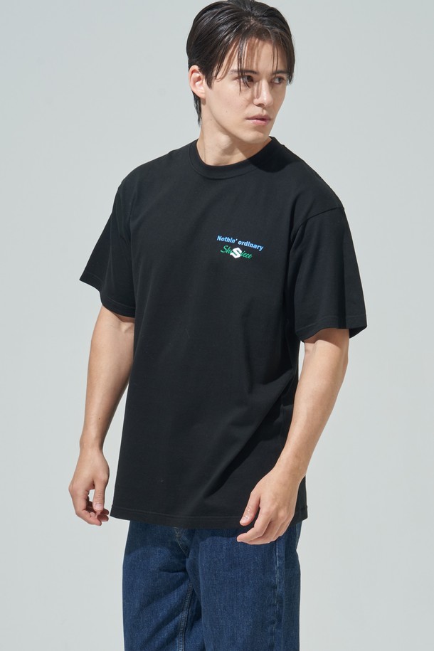 [SHOWPIECE] 그래픽 반팔 티셔츠는 면 소재로 제작되어 부드러운 촉감을 선사하며, 봄, 여름, 가을 계절에 착용하기 좋습니다. 네이비와 블랙 두 가지 색상으로 출시되었으며, 레귤러핏의 라운드넥 디자인으로 편안하게 착용할 수 있습니다. 왼쪽 가슴에는 로고 자수가, 뒷면에는 브랜드 아트워크 프린팅이 있어 캐주얼, 스트릿 스타일을 연출하기에 좋습니다. 단독으로 또는 레이어드하여 다양한 스타일을 시도할 수 있는 활용도 높은 그래픽 티셔츠입니다.
