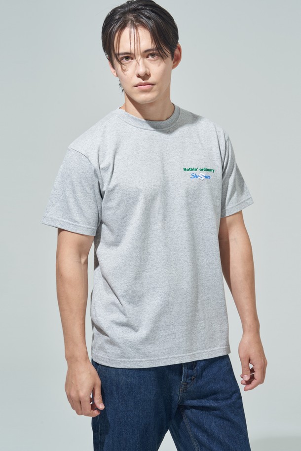 [SHOWPIECE] 그래픽 반팔 티셔츠는 남성용 티셔츠로, 봄, 여름 시즌에 활용하기 좋습니다. 네이비와 블랙 두 가지 색상으로 제공되며, 베이직하고 캐주얼한 스타일을 연출할 수 있습니다. 면 소재로 제작되어 부드러운 촉감을 선사하며, 레귤러 핏으로 편안하게 착용 가능합니다. 왼쪽 가슴에는 브랜드 로고 볼륨 자수가, 뒷면에는 브랜드 아트워크 프린팅이 들어가 포인트를 더했습니다. 라운드넥, 반소매 디자인으로 단독 또는 레이어드하여 다양한 스타일을 연출할 수 있어 동네 마실룩, 여행룩 등 폭넓게 활용하기 좋습니다.
