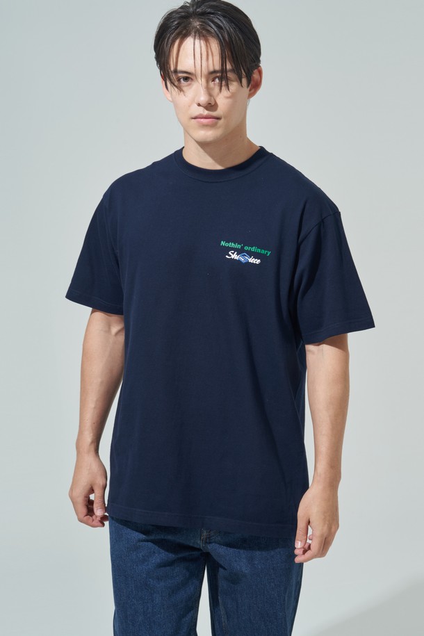 [SHOWPIECE] 그래픽 반팔 티셔츠는 여성용 반팔 티셔츠입니다. 봄, 여름에 착용하기 좋으며, 베이직하고 캐주얼한 스타일을 연출할 수 있습니다. 네이비와 블랙 두 가지 색상으로 출시되었으며, 레귤러 핏에 라운드넥 디자인입니다. 가슴 왼쪽에는 브랜드 로고 볼륨 자수가, 등판에는 브랜드 아트워크 프린팅이 돋보입니다. 면 소재로 제작되어 편안한 착용감을 제공하며, 단독 또는 레이어드하여 다양한 스타일로 활용할 수 있습니다. 동네 마실룩이나 카페룩에 잘 어울리는 캐주얼하고 미니멀한 디자인입니다.
