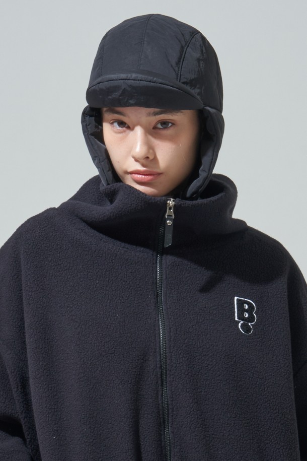 [BLUDOT] 패딩 트루퍼햇은 골프룩부터 일상까지 폭넓게 활용 가능한 방한 모자입니다. 부드러운 촉감의 패딩 소재와 깊은 모자 깊이로 뛰어난 보온성을 제공하며, 귀덮개와 턱끈, 이어플랩 디자인으로 찬 바람을 효과적으로 막아줍니다. 무지 디자인에 블랙 컬러로 어떤 스타일에도 잘 어울리며, 캐주얼, 미니멀, 클래식한 스타일을 연출하기 좋습니다. 겨울철 추위 속에서도 따뜻하고 스타일리시하게 코디할 수 있는 필수 아이템입니다.
