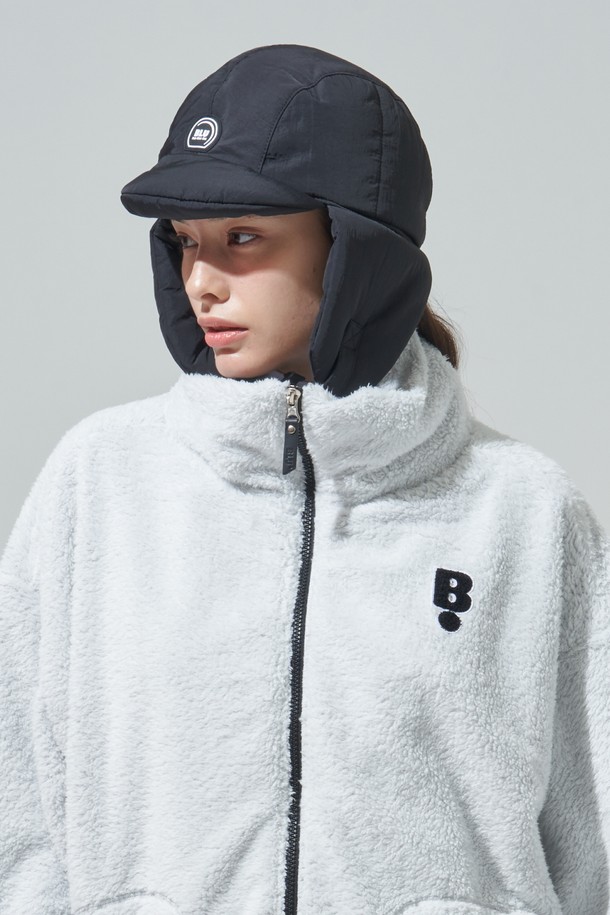 [BLUDOT] 블랙 로고 와펜 패딩 트루퍼햇은 겨울철 골프 및 일상생활에서 스타일리시하게 착용할 수 있는 모자입니다. 부드러운 촉감의 패딩 소재로 제작되어 뛰어난 보온성과 방한 기능을 제공하며, 깊은 모자 깊이와 중간 챙 넓이로 편안한 착용감을 선사합니다. 블랙 컬러에 로고 와펜으로 포인트를 주어 캐주얼, 미니멀, 클래식 등 다양한 스타일을 연출할 수 있으며, 귀덮개 디테일로 보온성을 더욱 강화했습니다.
