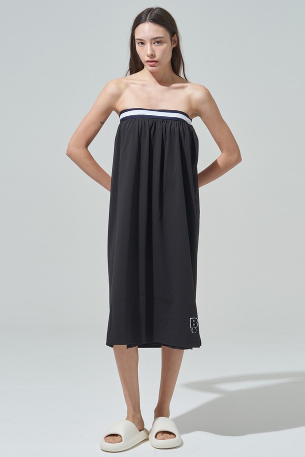 부드러운 폴리에스테르 소재로 제작되어 흡습 및 속건 기능이 뛰어난 테이프 포인트 샤워 랩가운입니다. 얇은 두께감으로 사계절 내내 편안하게 착용 가능하며, 루즈핏으로 활동성을 높였습니다. 블랙 컬러에 무지 디자인으로 미니멀하고 캐주얼한 느낌을 주며, 오프숄더 디자인과 밴딩 디테일이 여성스러운 무드를 더합니다. 샤워 후는 물론 집콕룩, 휴가룩, 리조트룩 등 다양한 TPO에 활용할 수 있습니다. 숏 기장의 랩가운으로, 테이프 포인트가 돋보이는 디자인이 특징입니다.
