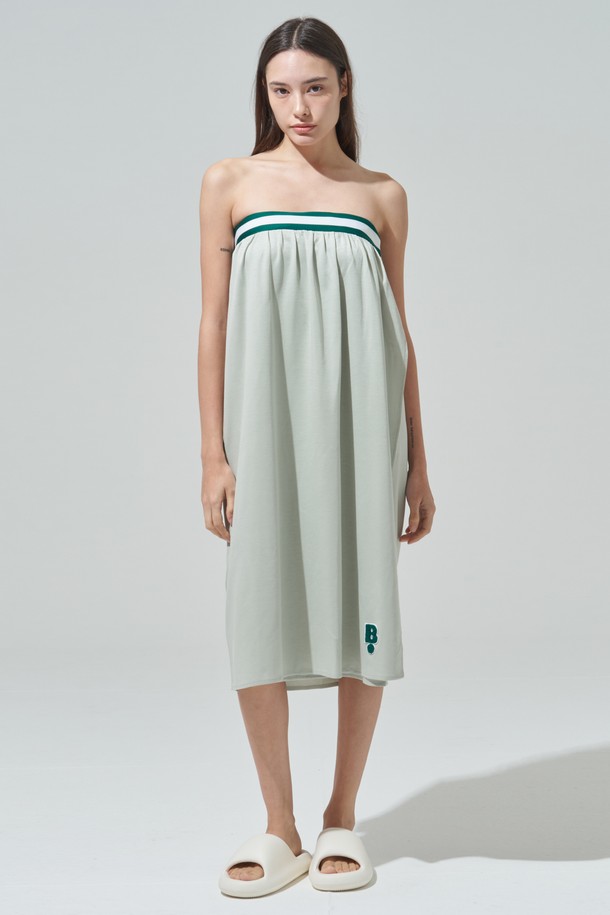 부드러운 면 소재로 제작되어 편안한 착용감을 선사하는 '테이프 포인트 샤워 랩가운'입니다. 얇은 두께감과 랩 스타일, 스트랩리스 튜브탑 디자인으로 샤워 후 간편하게 걸치거나 집콕룩, 휴가룩, 리조트 룩으로 활용하기 좋습니다. 미디엄 기장으로 활동성을 높였으며, 은은한 민트, 화이트 컬러에 테이프 포인트 디자인으로 포인트를 더했습니다. 흡수성이 뛰어나 샤워 후 쾌적함을 유지하며, 미니멀, 캐주얼 스타일을 연출하기에 좋습니다.
