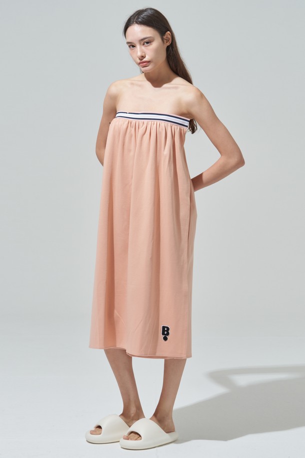 부드러운 면 소재로 제작되어 흡습성이 뛰어난 테이프 포인트 샤워 랩가운입니다. 핑크 색상으로 실내 및 욕실에서 편안하게 착용할 수 있으며, 사계절 내내 활용 가능합니다. 미니멀하면서도 로맨틱한 분위기를 연출하며, 집콕룩과 휴가룩으로 제격입니다. 랩 스타일 디자인에 테이프 포인트 디테일로 포인트를 더해 고급스러운 느낌을 선사합니다. 단품으로 구성되어 실용성을 높였습니다.
