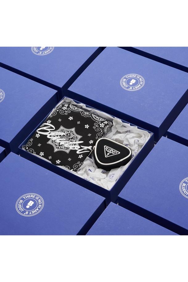 블루닷 블랙 에코백+삼각 볼케이스 세트_BW는 캔버스 소재의 라지 사이즈 에코백과 삼각 볼케이스로 구성된 세트 상품입니다. 블랙과 화이트 컬러의 로고 패턴이 특징이며, 오픈형 디자인으로 편리하게 사용할 수 있습니다. 일상생활에서 쇼핑룩이나 동네 마실룩에 어울리는 캐주얼, 미니멀, 클래식 스타일의 가방입니다. 선물용 기프트팩으로도 활용 가능하며 반다나 디자인이 적용되어 개성 있는 연출을 돕습니다.
