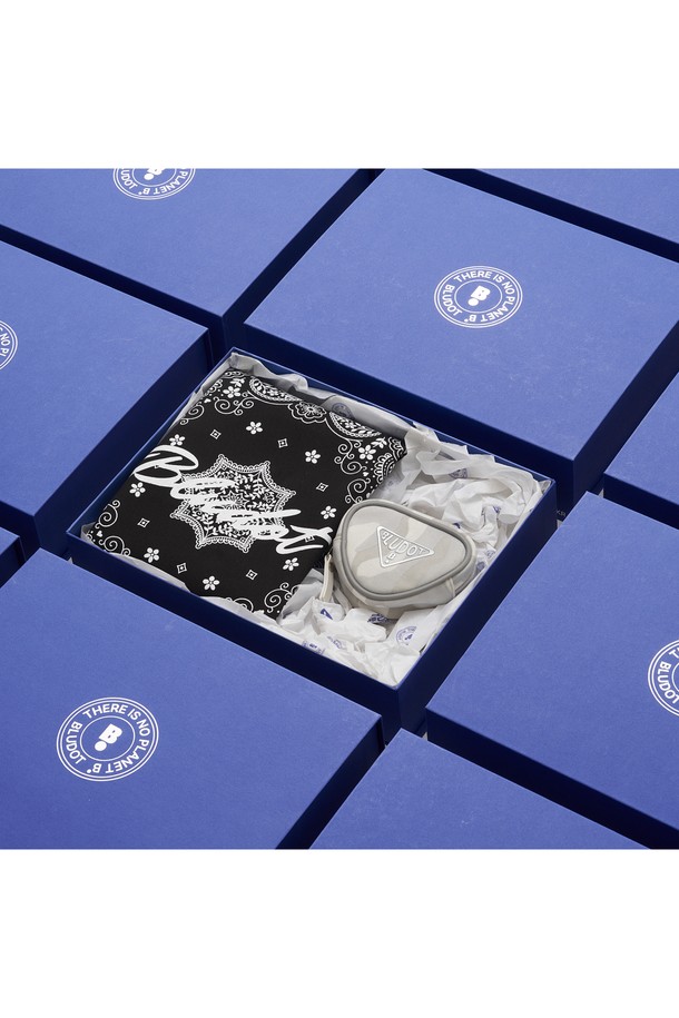 블루닷 블랙 에코백+삼각 볼케이스 세트_GG는 면과 나일론 혼방 소재로 제작된 라지 사이즈의 에코백 세트입니다. 블랙과 그레이 컬러, 반다나와 로고 패턴이 돋보이며, 넉넉한 수납 공간으로 일상생활에서 활용하기 좋습니다. 사각 형태에 오픈형 잠금 방식으로 편리하며, 삼각 볼케이스가 함께 구성되어 실용성을 더합니다. 동네 마실룩, 쇼핑룩, 여행룩 등 다양한 TPO에 어울리며, 캐주얼, 미니멀, 스트리트 스타일을 즐기는 분들께 추천합니다. 선물용 기프트팩으로도 손색없는 아이템입니다.
