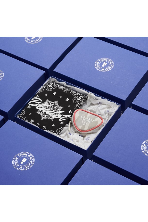 블루닷 블랙 에코백+삼각 볼케이스 세트는 캐주얼 스타일을 위한 실용적인 선물 세트입니다. 면과 나일론 혼방 소재의 라지 사이즈 블랙 에코백은 반다나 로고 패턴과 로고 디자인으로 포인트를 더했습니다. 사각 모양의 에코백은 넉넉한 수납력을 제공하며, 함께 구성된 볼케이스는 소지품을 안전하게 보관할 수 있도록 돕습니다. 쇼핑룩에 잘 어울리며, 미니멀하고 스트리트 스타일을 선호하는 분들께 추천합니다. 선물 패키지로 구성되어 있어 더욱 특별한 가치를 더합니다.
