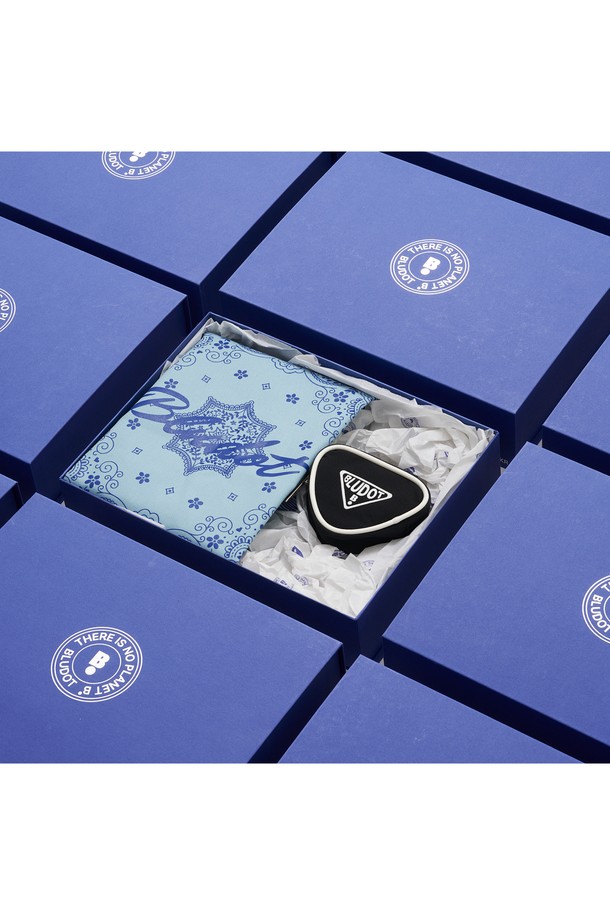 블루닷 블루 에코백+삼각 볼케이스 세트는 캔버스 소재의 라지 사이즈 에코백과 볼케이스로 구성된 세트입니다. 푸른색 컬러에 로고 패턴이 돋보이며, 사각 형태의 오픈형 디자인으로 제작되었습니다. 일상생활에서 편하게 사용할 수 있으며, 동네 마실룩, 쇼핑룩 등 캐주얼, 미니멀, 스트리트 스타일의 패션에 잘 어울립니다. 특히, 반다나 디자인이 적용된 선물용 기프트팩 형태로 제공되어 더욱 특별합니다.
