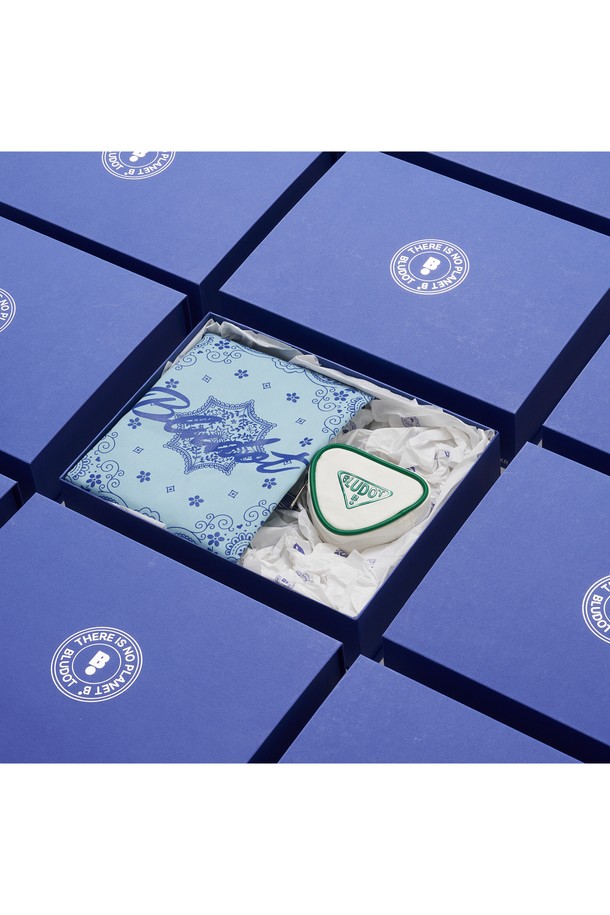 블루닷 블루 에코백+삼각 볼케이스 세트_WE는 캔버스 소재의 라지 사이즈 에코백과 삼각 볼케이스로 구성된 세트입니다. 화이트 컬러에 반다나 및 로고 패턴, 캐주얼한 디자인으로 일상에서 편안하게 사용할 수 있습니다. 동네 마실룩, 쇼핑룩에 잘 어울리며 미니멀하고 캐주얼한 스타일을 연출하기 좋습니다. 캔버스 에코백은 넉넉한 수납 공간을 제공하여 실용성을 더합니다. 기프트팩으로도 활용 가능합니다.
