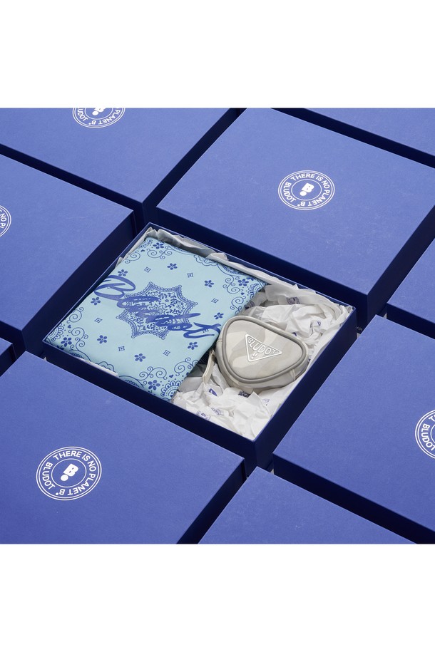 블루닷 블루 에코백+삼각 볼케이스 세트_GG는 스카이블루 컬러의 면, 나일론 혼방 소재로 제작된 라지 사이즈 에코백과 삼각 볼케이스 세트입니다. 사각 형태의 에코백은 오픈형으로, 반다나 및 로고 패턴 디자인과 로고 장식이 돋보입니다. "동네 마실룩", "쇼핑룩", "여행룩"에 어울리며, 캐주얼, 미니멀, 스트리트 스타일을 연출하기 좋습니다. 에코백과 볼케이스의 세트 구성으로 실용성을 더했으며, 선물용 기프트팩으로도 적합합니다.