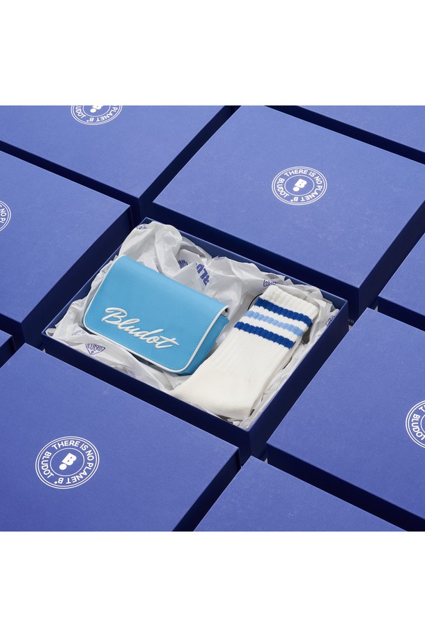 블루닷 벨트백+헤비웨이트 양말 세트_BL는 캐주얼, 미니멀, 스포티 스타일을 추구하는 분들을 위한 가방입니다. 넉넉한 수납력을 갖춘 미디엄 사이즈의 사각 형태 벨트백으로, 나일론 소재에 블루 컬러와 로고 패턴, 자수 디테일이 돋보입니다. 허리 사이즈 조절이 가능하며, 지퍼형 잠금 방식으로 내용물을 안전하게 보호합니다. 일상 및 골프룩에 활용하기 좋으며, 헤비웨이트 양말 세트 구성으로 실용성을 더했습니다. 선물용 패키지로도 준비되어 있습니다.
