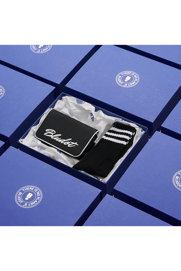 블루닷 벨트백+헤비웨이트 양말 세트_BK는 일상에서의 스타일을 완성해 줄 실용적인 구성입니다. 블랙 컬러의 미니 사이즈 블루닷 벨트백은 나일론 100% 겉감과 폴리에스터 100% 안감으로 제작되었으며, 로고와 타이포그래픽 자수 디테일이 특징입니다. 캐주얼, 미니멀, 시크 스타일을 추구하는 분들께 적합하며, 동네 마실룩이나 여행룩에 매치하기 좋습니다. 면 85%, 폴리에스터 5%, 폴리우레탄 10%의 헤비웨이트 양말이 함께 구성되어 더욱 편안한 착용감을 제공합니다. 선물용 기프트팩으로도 훌륭한 선택입니다.
