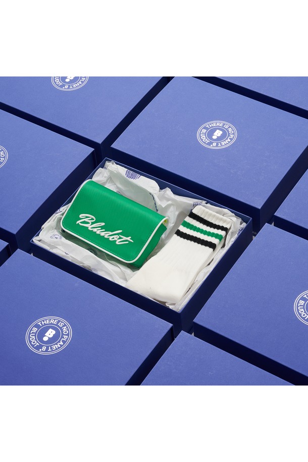 블루닷 벨트백과 헤비웨이트 양말 세트_GN은 캐주얼, 미니멀, 스트리트 스타일을 즐기는 분들을 위한 실용적인 세트 상품입니다. 그린 컬러의 사각형 벨트백은 나일론과 폴리에스테르 혼방 소재로 제작되었으며, 타이포그래픽 패턴과 자수 디테일이 돋보입니다. 가방 사이즈는 미디엄이며, 가로 15-16cm로 일상 용도로 적합합니다. 동네 마실룩, 산책룩에 편안하게 매치할 수 있으며, 선물용 기프트팩으로도 좋습니다. 면 85%, 폴리에스테르 5%, 폴리우레탄 10% 혼용의 헤비웨이트 양말이 함께 구성되어 실용성을 더했습니다.
