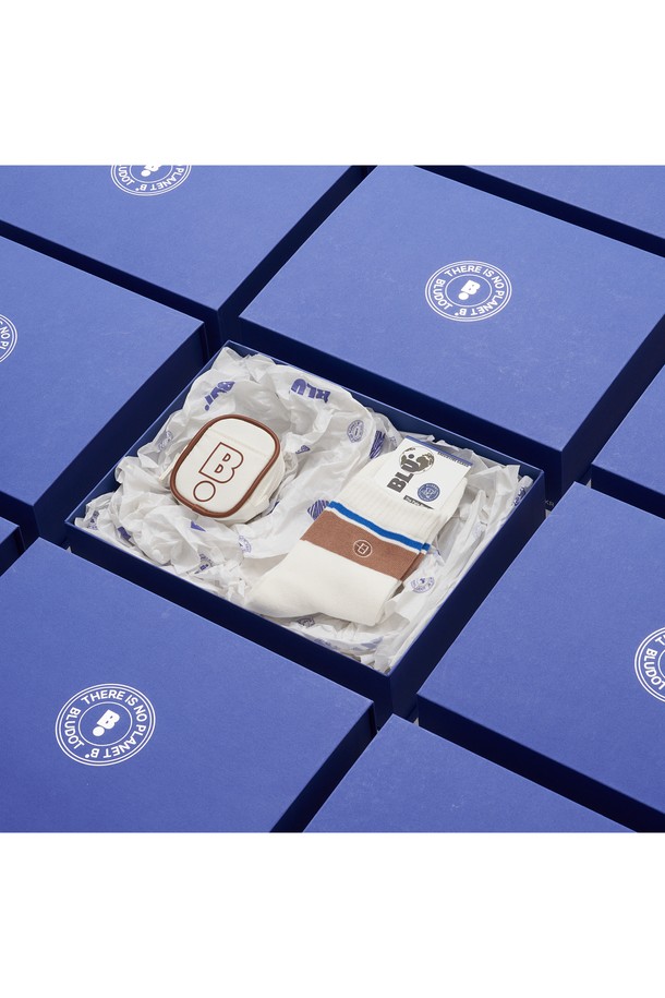 블루닷 양말+볼케이스 세트_WH는 남녀 모두 착용 가능한 화이트 컬러의 양말 1켤레와 볼케이스 1개로 구성된 세트 상품입니다. 골프 및 일상생활에서 활용하기 좋으며, 심플하고 베이직한 스타일의 도트 무늬 디자인이 특징입니다. 남성(27cm)과 여성(24cm) 사이즈로 출시되어 골프룩을 연출하기에 좋습니다. 선물용 패키지로 제공되어 소중한 사람에게 마음을 전하기에도 안성맞춤입니다. 블루닷 브랜드 전용 디자인으로 제작되어 특별함을 더합니다.
