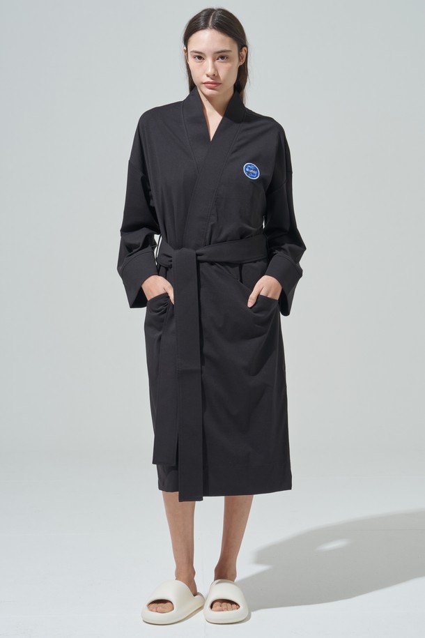 부드러운 면 소재의 코튼 와펜 샤워가운입니다. 넉넉한 루즈핏과 미디엄 기장으로 편안함을 선사하며, 벨트형 여밈 방식으로 간편하게 착용할 수 있습니다. 와펜 장식이 포인트로, 실내, 욕실 어디에서나 베이직하면서도 스타일리시하게 연출할 수 있습니다. 블랙 색상으로 어떤 룩에도 잘 어울리며, 사계절 내내 활용 가능한 실용적인 아이템입니다. 집콕룩, 휴가룩, 리조트룩 등 다양한 TPO에 미니멀, 캐주얼, 리조트 스타일을 더해보세요.
