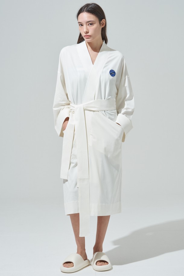포근한 면 소재의 코튼 와펜 샤워가운입니다. 깔끔한 화이트 컬러에 와펜 장식으로 포인트를 주어 미니멀하면서도 클래식한 분위기를 연출합니다. 벨트 타입의 로브 스타일이며, 욕실 또는 실내에서 편안하게 집콕룩을 완성할 수 있습니다. 흡습 기능으로 쾌적함을 유지하며, 사계절 내내 활용하기 좋습니다. 미디엄 기장으로 활동성을 높였습니다.

