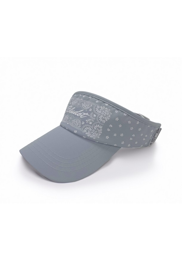 세련된 반다나 프린트 썬바이저입니다. 부드러운 폴리에스테르 소재로 제작되어 편안한 촉감을 선사하며, 자외선 차단 기능을 갖춰 야외 활동 시 햇빛으로부터 피부를 보호해줍니다. 캐주얼, 미니멀, 리조트 스타일의 의상에 잘 어울리며, 골프룩이나 휴가룩에 포인트를 더할 수 있습니다. 챙 넓이와 모자 깊이는 일반적인 형태로, 다양한 스타일을 소화하며, 사이즈 조절이 가능해 편안하게 착용할 수 있습니다. 그레이 컬러의 반다나 프린트가 시원하고 세련된 느낌을 줍니다.
