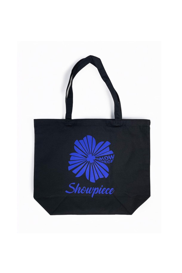 컷팅 클로버 그래픽 캔버스 에코백 라지 사이즈의 여성용 에코백입니다. 블랙 컬러의 캔버스 소재로 제작되었으며, 넉넉한 수납이 가능한 라지 사이즈입니다. 클로버 디자인이 컷팅 그래픽으로 프린팅되어 캐주얼하면서도 유니크한 멋을 더합니다. 쇼핑, 동네 마실, 카페 등 다양한 TPO에 잘 어울리며, 캐주얼, 미니멀, 스트리트 스타일을 즐겨 입는 여성에게 추천합니다. 오픈형 디자인으로 간편하게 물건을 넣고 뺄 수 있습니다.
