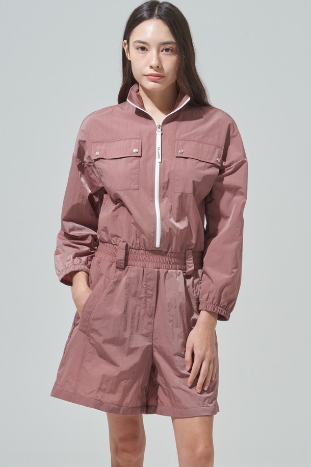 [BLUDOT] 스포티 긴팔 점프수트는 필드 위 당신의 스타일을 완성해 줄 아이템입니다. 얇은 두께감과 부드러운 촉감의 폴리에스테르 소재로 제작되어 봄, 여름 시즌 편안하게 착용 가능합니다. 하이넥 디자인과 긴 소매가 세련된 느낌을 더하며, 루즈핏으로 활동성을 높였습니다. 핑크 컬러의 무지 디자인에 벨트 및 포켓 디테일로 포인트를 주어 골프룩뿐만 아니라 일상에서도 스포티하면서 미니멀한 스타일을 연출할 수 있습니다. 집업 여밈 방식으로 간편하게 착용할 수 있습니다.
