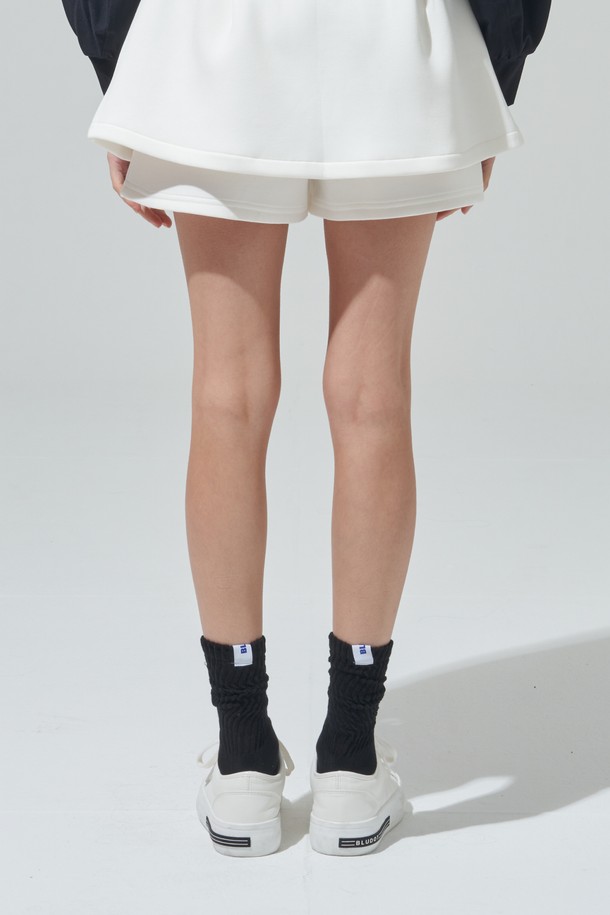 [BLUDOT] 시스루 쿠션 양말은 골프, 스포츠, 러닝 활동에 적합한 디자인으로, 스포티, 미니멀, 캐주얼 스타일을 연출합니다. 발목부터 종아리까지 시원한 메쉬 구조로 통기성을 높였으며, 두꺼운 쿠션 솔이 편안한 착용감을 제공합니다. 면, 폴리에스테르, 폴리우레탄 혼방 소재로 제작되었으며, 무릎 아래 기장의 루즈핏 디자인이 특징입니다. 로고 라벨이 포인트로 들어가 있으며, 화이트와 그레이 두 가지 컬러로 출시되었습니다.
