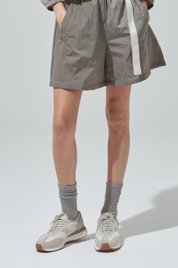 [BLUDOT] 시스루 쿠션 양말은 골프, 스포츠, 러닝 등 다양한 활동에 적합한 양말입니다. 시스루 메쉬 디자인으로 통기성을 높였으며, 발바닥 쿠션을 강화하여 편안한 착용감을 제공합니다. 무릎 아래 기장으로 디자인되었으며, 화이트와 그레이 두 가지 색상으로 제공됩니다. 면, 폴리에스테르, 폴리우레탄 혼방 소재로 제작되었으며, 로고 라벨 디테일이 특징입니다. 스포티, 미니멀, 캐주얼 스타일의 골프룩, 러닝룩, 피트니스룩에 매치하기 좋습니다.
